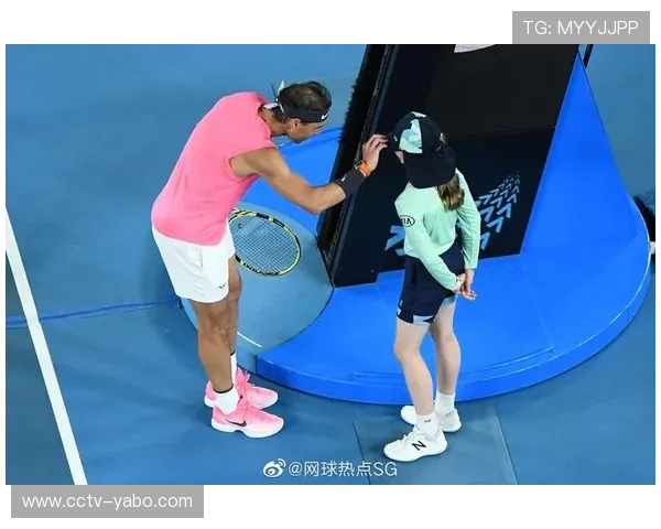 场边球童快速发球助攻反击，教练竖大拇指称赞